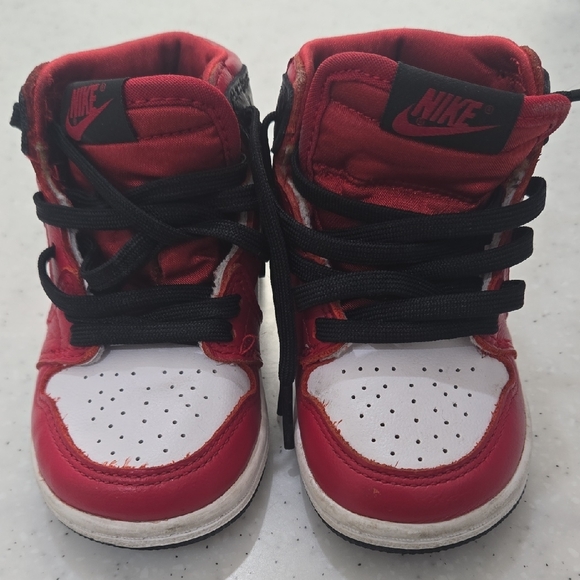 Nike Kids Black, Red, and White Sneakers - Picture 4 of 9